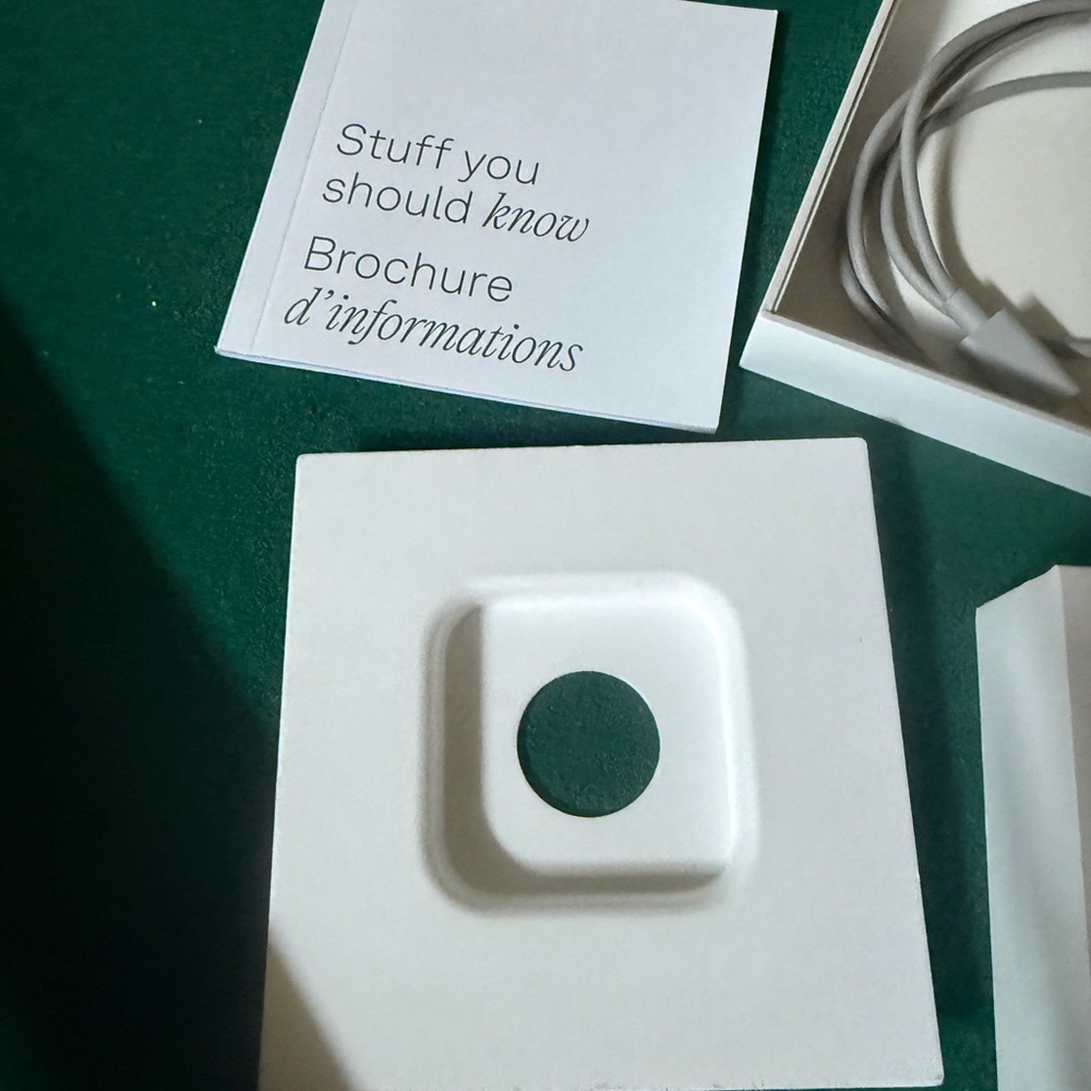 Oura Ring 4 Smart Ring Activity Tracker, in sliver color,in the box never use - Picture 7 of 9